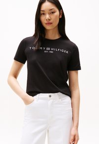 Tommy Hilfiger - REGULAR FIT - T-shirts print - black Miniaturebillede 1