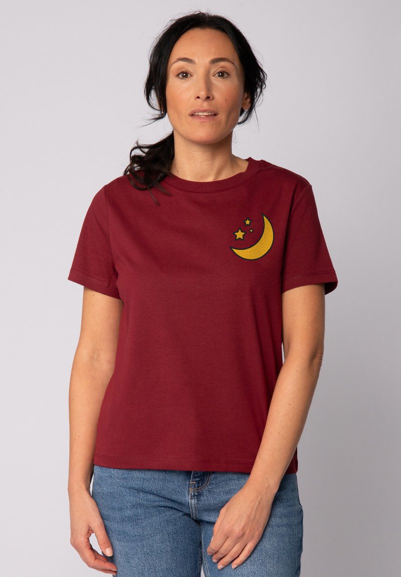 Bordeaux T-Shirt aus Baumwolle mit einem gelben Halbmond- und Sternmotiv auf der linken Brustseite. Kurze Ärmel, Rundhalsausschnitt.
