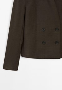Brauner, doppelt geknöpfter Blazer mit schwarzen Knöpfen, der eine glatte Textur und eine strukturierte Passform aufweist, einer verkürzten Länge und einem minimalistischen Design hat.