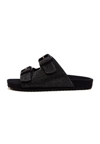 Zwarte slip-on sandaal met een gestructureerde bovenkant, voorzien van twee verstelbare banden en metallic accenten, rustend op een gevoerde zool met een golvende rand.