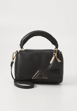 Sac à main en cuir noir avec une poignée arrondie, des accessoires en or, une sangle amovible et des accents triangulaires à l'avant et sur le pendentif.