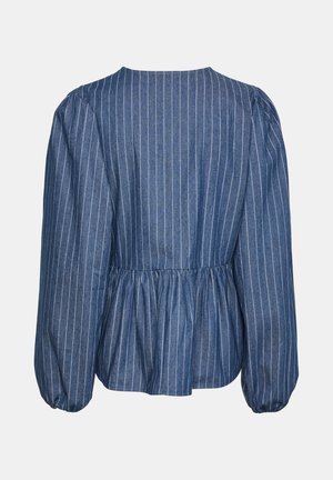 Modrá pruhovaná blůza s kulatým výstřihem, nařasenými dlouhými rukávy a nařaseným pasem. Vyrobena z měkkého materiálu s texturovaným povrchem.