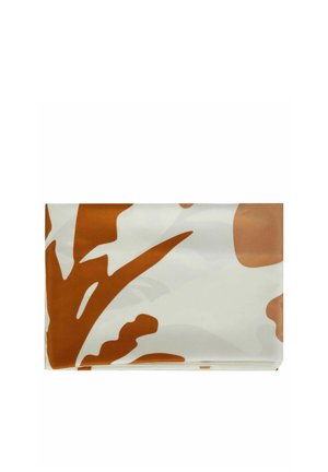 Tessuto rettangolare piegato con motivi botanici astratti marroni su sfondo bianco, disposto piatto su una superficie bianca.