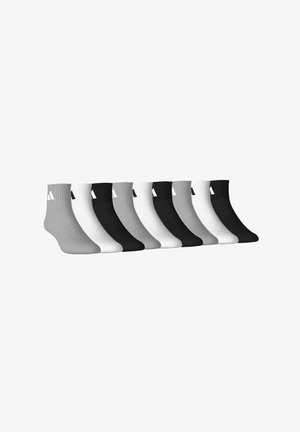 Zehn Knöchelsocken in Grau, Weiß und Schwarz, abwechselnd angeordnet mit einem gerippten Bund und einem gewebten Logo nahe der Oberseite.