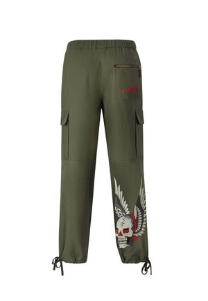 Pantalones cargo de tela verde oliva que cuentan con bolsillos laterales, un diseño bordado de calavera con alas y tiras ajustables en los tobillos.