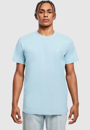 Helles blaues Baumwoll-T-Shirt mit kurzen Ärmeln und runder Halslinie, das ein weißes Umrissdesign einer Vase mit Blumen auf der linken Brust zeigt.