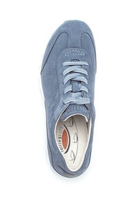 Zapatilla de ante azul claro con punta redondeada, diseño de cordones y suela de goma blanca. Presenta costuras texturizadas y una plantilla acolchada.