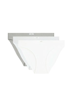 Trois slips pour femmes alignés, les couleurs sont blanc, gris clair avec motif à carreaux et gris uni, chacun avec une petite étiquette à la taille.