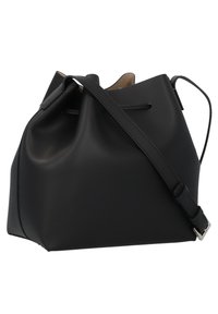 Borsa a secchiello nera in pelle liscia. Presenta una chiusura con coulisse, una tracolla laterale e una forma compatta e strutturata. Design minimalista notevole.