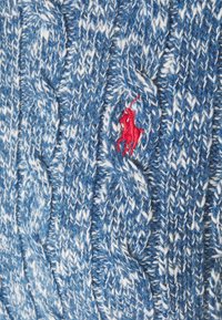 Maglione lavorato a maglia blu e bianco con motivo a treccia e un piccolo logo di cavallo ricamato rosso. Testurizzato, con un aspetto di tessuto morbido.