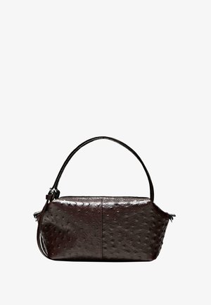 Hnědá kožená kabelka s texturou, strukturovaným obdélníkovým tvarem, krátkým uchytem a jemnými vyvýšenými vzory po celé ploše.