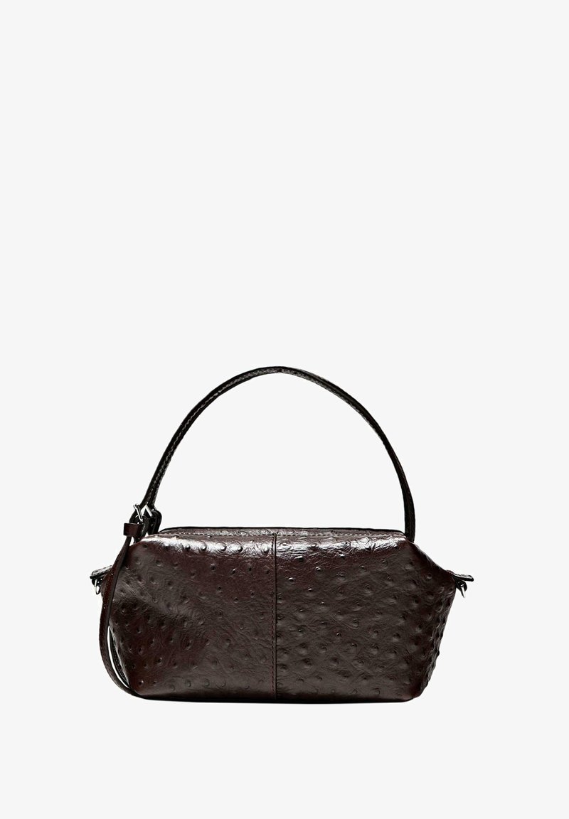 Bruine handtas van getextureerd leer met een gestructureerde rechthoekige vorm, een korte hendel en subtiele verhoogde patronen over het oppervlak.