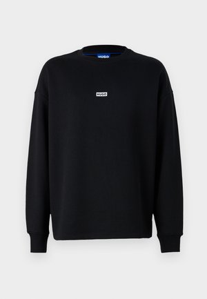 Melns svītra, izgatavota no kokvilnas maisījuma, ar garām piedurknēm, apaļu kakla izgriezumu un mazu baltu logotipa etiķeti uz krūšu daļas.