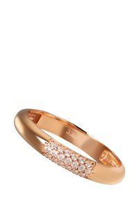 Bague en or rose avec un anneau lisse et une section texturée décorée de petites pierres rondes, claires, disposées en ligne.