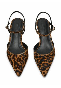 Décolleté con stampa leopardata, con punta affusolata, realizzate in pelliccia testurizzata. Cinturino alla caviglia nero regolabile e soletta nera liscia.