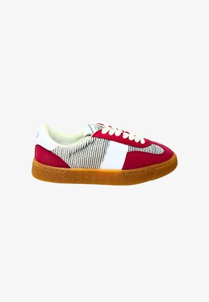 Roter und weißer Sneaker mit gestreiftem Stoffdesign, Gummisohle und flachen Schnürsenkeln. Verfügt über einen gepolsterten Kragen für Komfort.