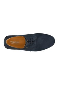 Tmavě modré semišové boty s perforovaným vzorem, kulatou špičkou, šněrováním a světlým interiérem s logem "wojas COMFORT".