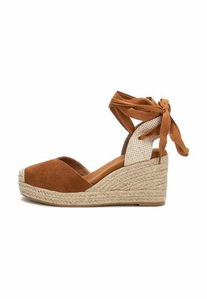 Cuña de espadrille de ante marrón con suela de yute trenzado, diseño de punta abierta y cintas para el tobillo. Acento de tela texturizada en el talón.