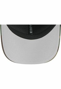 Snapback-Cap mit einem Camouflage-Muster in grün und braun, einem grauen flachen Schirm und einer schwarzen Innenauskleidung, die subtile Stichdetails zeigt.