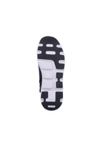 Semelle extérieure de chaussure de sport noire avec des accents blancs. Présente des rainures et des motifs texturés pour l'adhérence et la flexibilité. Logo de la marque visible.