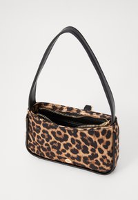 Väskan har leopardmönster, svart läderrem, rektangulär form, guldblixtlås och texturerat material. Insidan avslöjar rymliga fack.