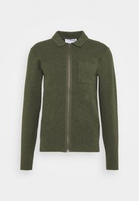 Olivgrön långärmad zip-up kofta med krage och bröstficka, tillverkad av mjukt stickat material.