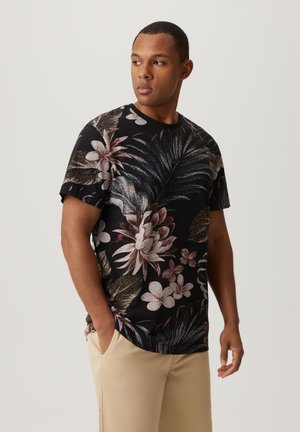 Czarna koszulka z krótkim rękawem z wielokolorowym wzorem kwiatowym, z teksturowanymi liśćmi i kwiatami w różowym, białym i złotym akcentach.