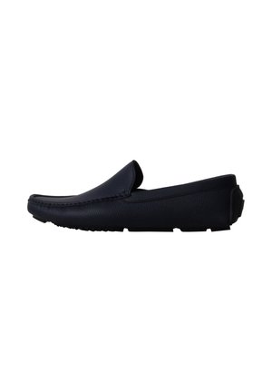 Mocassin noir en cuir à enfiler avec semelle texturée et surpiqûres moc toe, vue latérale sur fond blanc.
