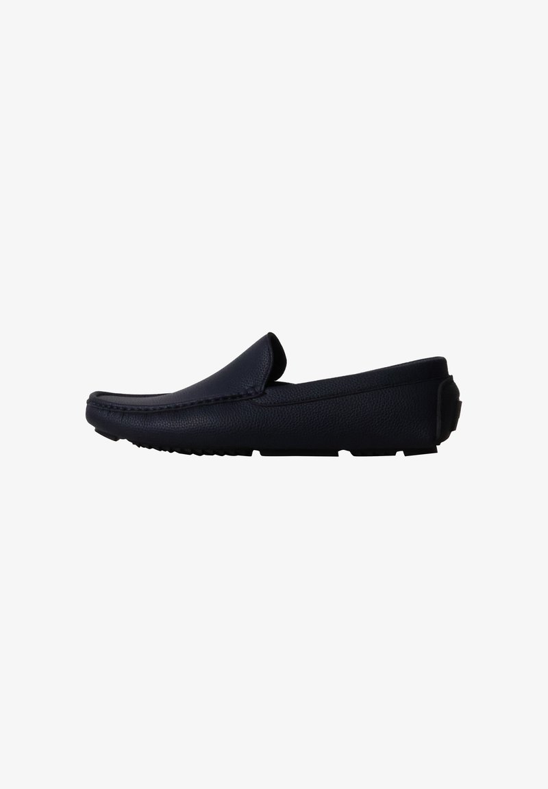 Mocassin noir en cuir à enfiler avec semelle texturée et surpiqûres moc toe, vue latérale sur fond blanc.
