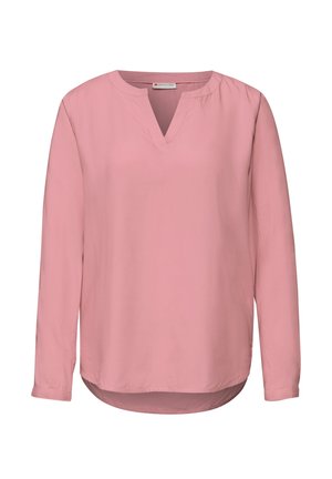 Langsleeve, V-hals blouse van zachtroze stof met een gladde textuur, voorzien van een gebogen zoom en subtiele plooien op de schouders.