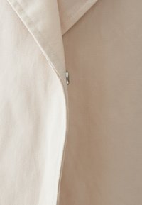 LEO  - Gabardina - egg shell white