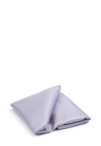 Paarse pochet met een gestructureerd patroon, opgevouwen in een driehoekige vorm, gemaakt van een gladde stof. Randen zijn keurig afgewerkt.