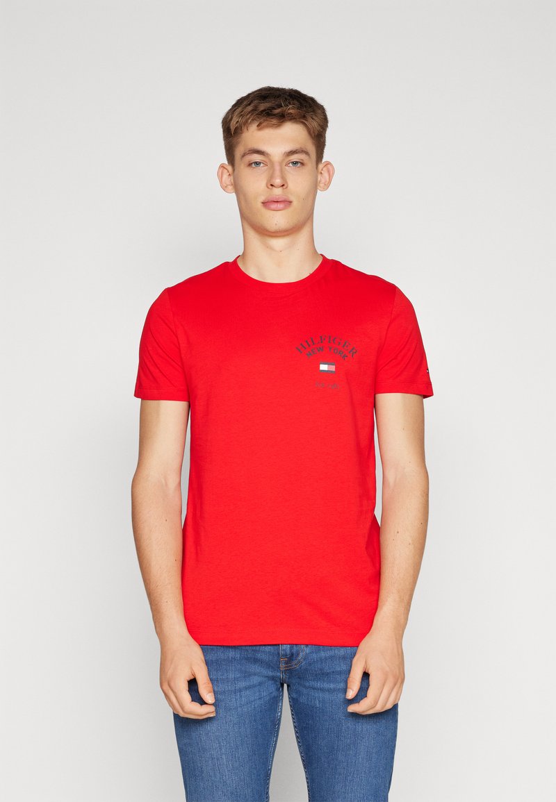tommy-hilfiger-arch-varsity-tee-print-t-shirt-fierce-red-red-zalando