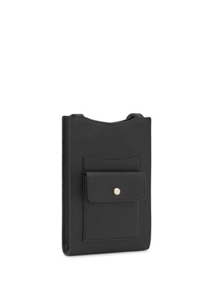 Czarna prostokątna torba na ramię z przednią kieszenią z klapką i złotym zatrzaskiem, prezentowana na białym tle.