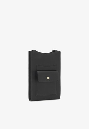 Sac bandoulière rectangulaire noir avec poche avant munie d'un rabat et d'une fermeture à bouton-pression doré, présenté sur fond blanc.