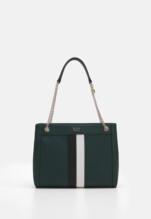 Ciemnozielona torebka Guess z czarno-białymi pionowymi paskami, złotymi łańcuszkowymi paskami i logo Guess na przodzie.