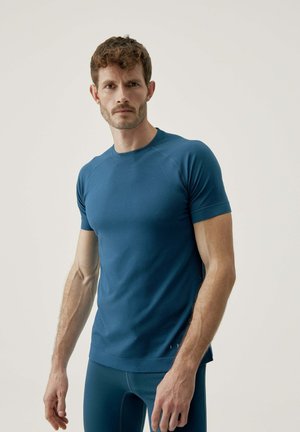 Maglietta sportiva a maniche corte in tessuto blu scuro testurizzato con scollatura rotonda e design aderente, abbinata a leggings coordinati.