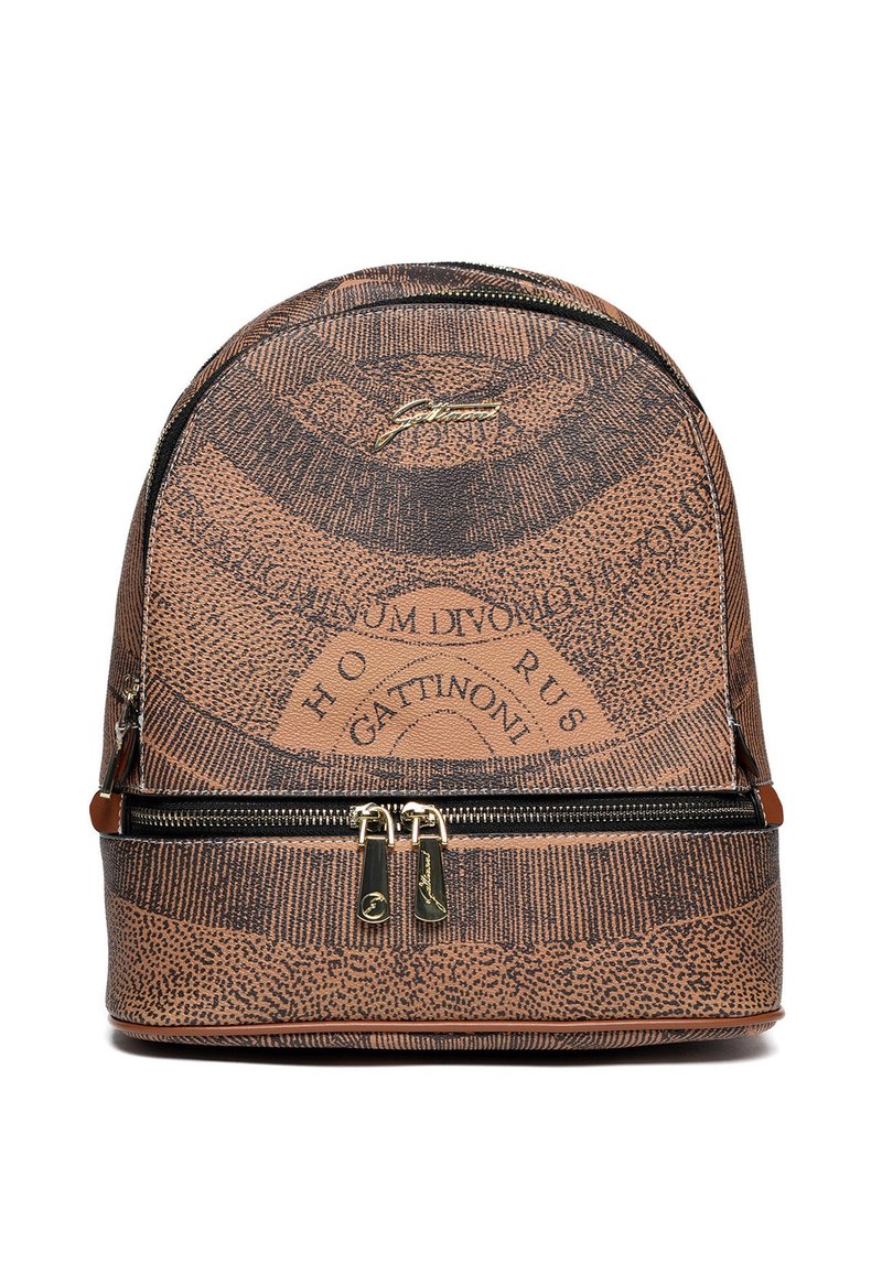 Mochila de cuero marrón con diseño de texto impreso en negro, dos tiradores de cremallera dorados y un pequeño logotipo dorado de firma en la parte frontal superior.