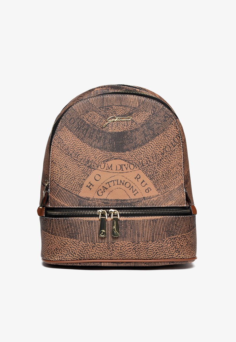 Brun läderryggsäck med svart tryckt textdesign, två guldfärgad dragkedjetaggar och en liten guldsignerad logotyp på den övre framsidan.