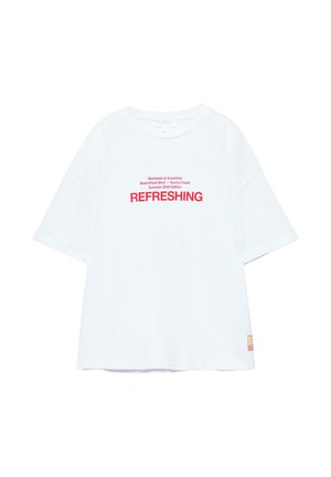 Biała koszulka z krótkim rękawem z czerwonym napisem "Mocktails & Sunshine Beachfront Blvd — Sunny Coast Summer 2026 Edition REFRESHING" z przodu.