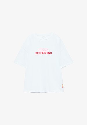 T-shirt blanc à manches courtes avec texte rouge "Mocktails & Sunshine Beachfront Blvd — Sunny Coast Summer 2026 Edition REFRESHING" sur le devant.