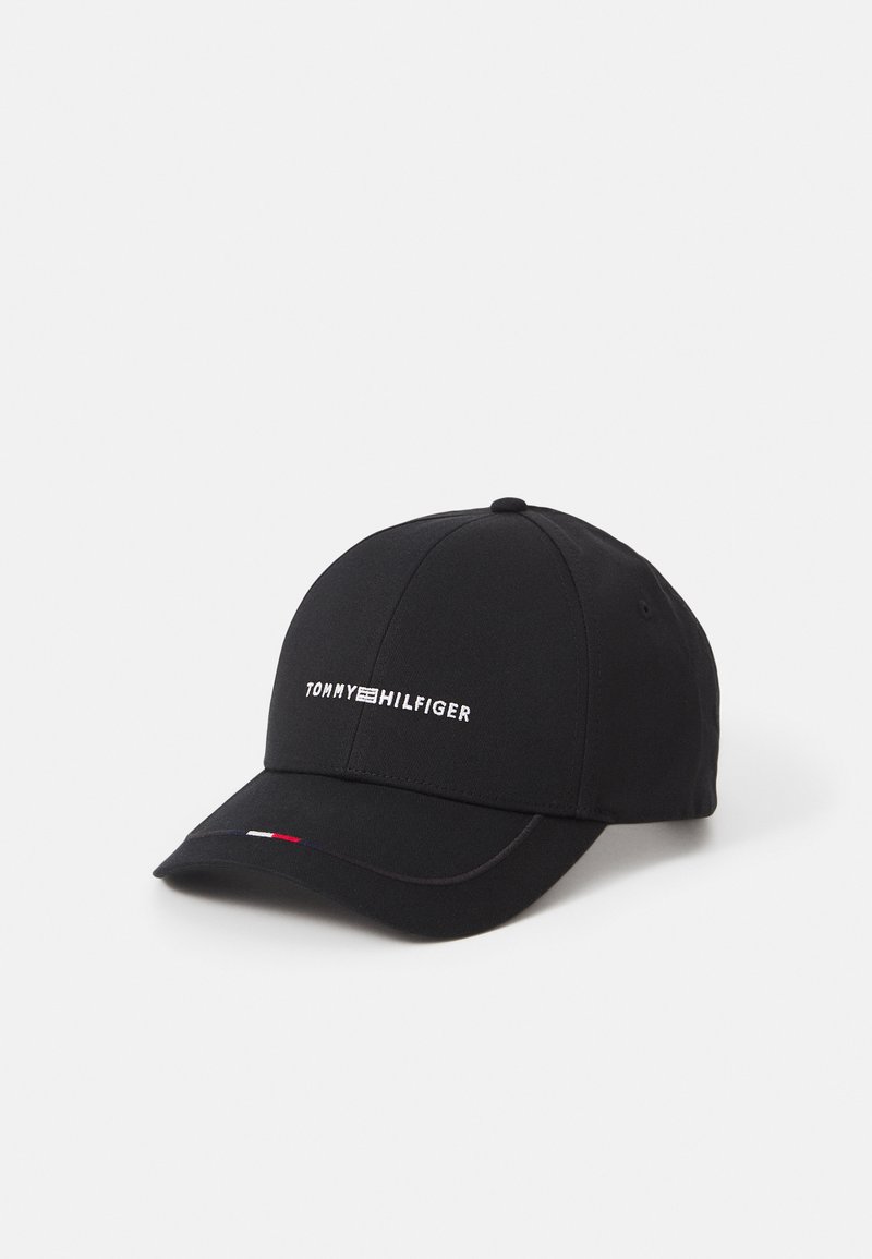 Sort baseball cap lavet af tekstureret stof. Har et frontlogo "TOMMY HILFIGER" i hvidt, med små røde og blå accenter på skyggen.