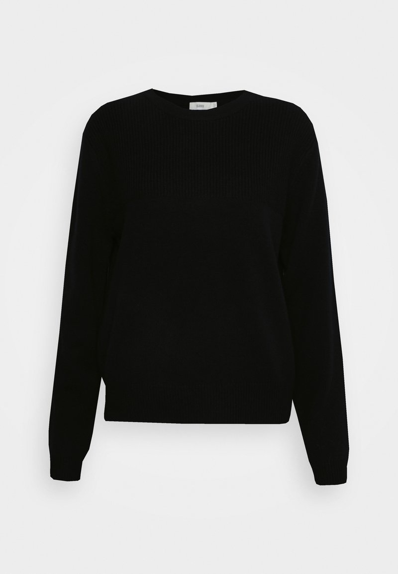 Sort strikket sweater med lange ærmer, rund halsudskæring, ribbet tekstur på øverste del og tætsiddende manchetter og kant. Ingen pynt eller mønstre.