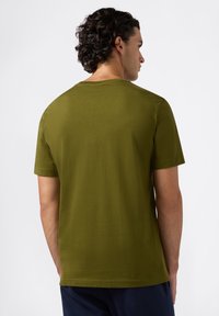 Olijfgroene t-shirt met korte mouwen en een ronde hals, met een soepele textuur en een eenvoudig design, gezien vanaf de achterkant met een ontspannen pasvorm.