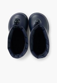 Bottes imperméables bleu marine avec un extérieur lisse, un intérieur rembourré et un cordon élastique pour un ajustement sécurisé. Design à bout rond.
