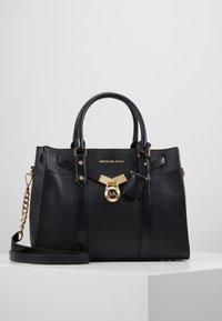 Borsa a tracolla nera in pelle con superficie testurizzata, hardware dorato, manici superiori, tracolla removibile e lucchetto decorativo con logo.