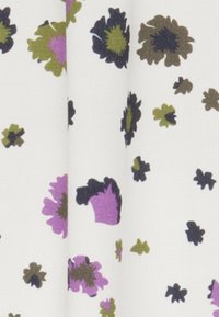Tissu blanc avec un motif floral dispersé comprenant des fleurs violettes, vert olive et noires de tailles et formes variées.