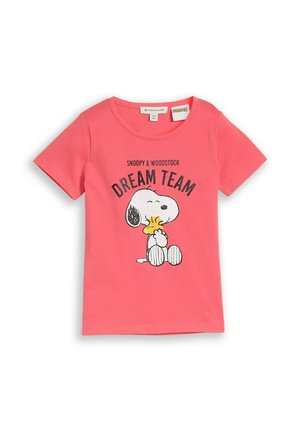Koralowo-różowa koszulka z krótkim rękawem z Snoopy przytulającym Woodstoka oraz tekstem "Snoopy & Woodstock Dream Team" z przodu.