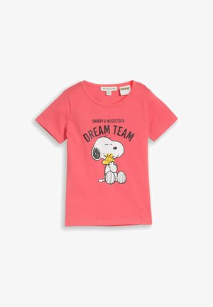 Korallenrosa kurzärmeliges T-Shirt mit Snoopy, der Woodstock umarmt, und dem Text "Snoopy & Woodstock Dream Team" auf der Vorderseite.