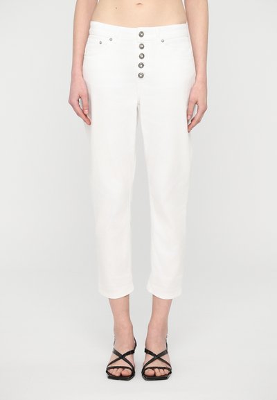 Pantaloni scurți din denim alb cu închidere buton și cinci buzunare funcționale. Prezintă accesorii de culoare argintie și un design cu picior drept.